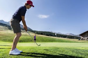 Golfeur près d'un green aux arcs 1800