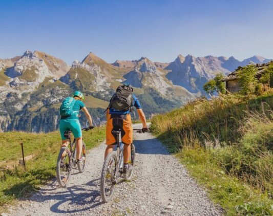 Un couple à VTT au Grand Bornand