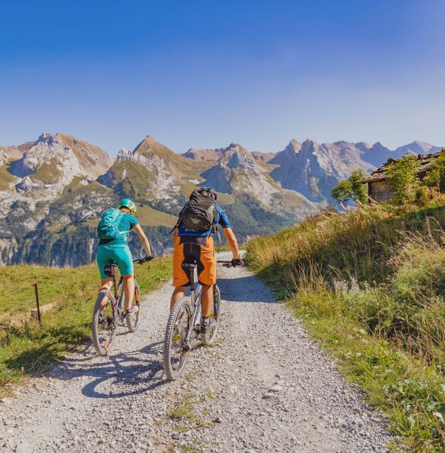 Un couple à VTT au Grand Bornand