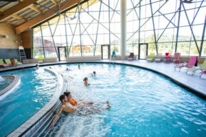 Des personnes qui se baignent dans la piscine le Signal aux Saisies