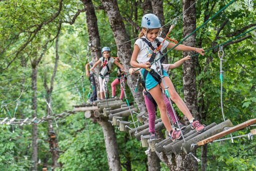 Des enfants qui font de l'accrobranche à St Martin de Belleville